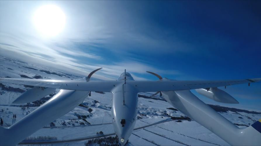 Un drone du Programme national de surveillance aérienne du Canada survole des champs enneigés.